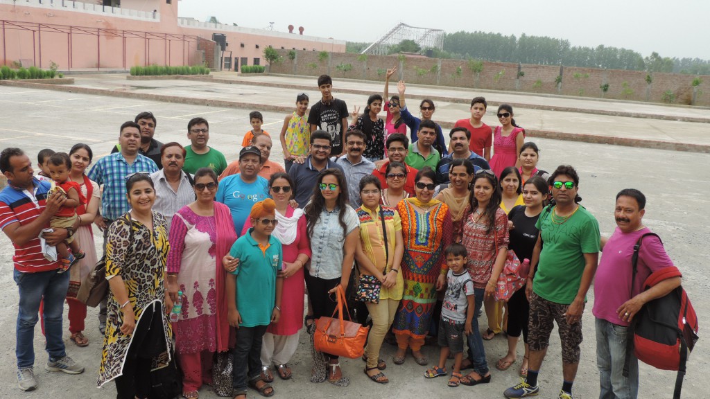 Arrived at Crystal World parking. Let's take a group photo! 