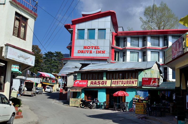 A small market in Dhanaulti. 