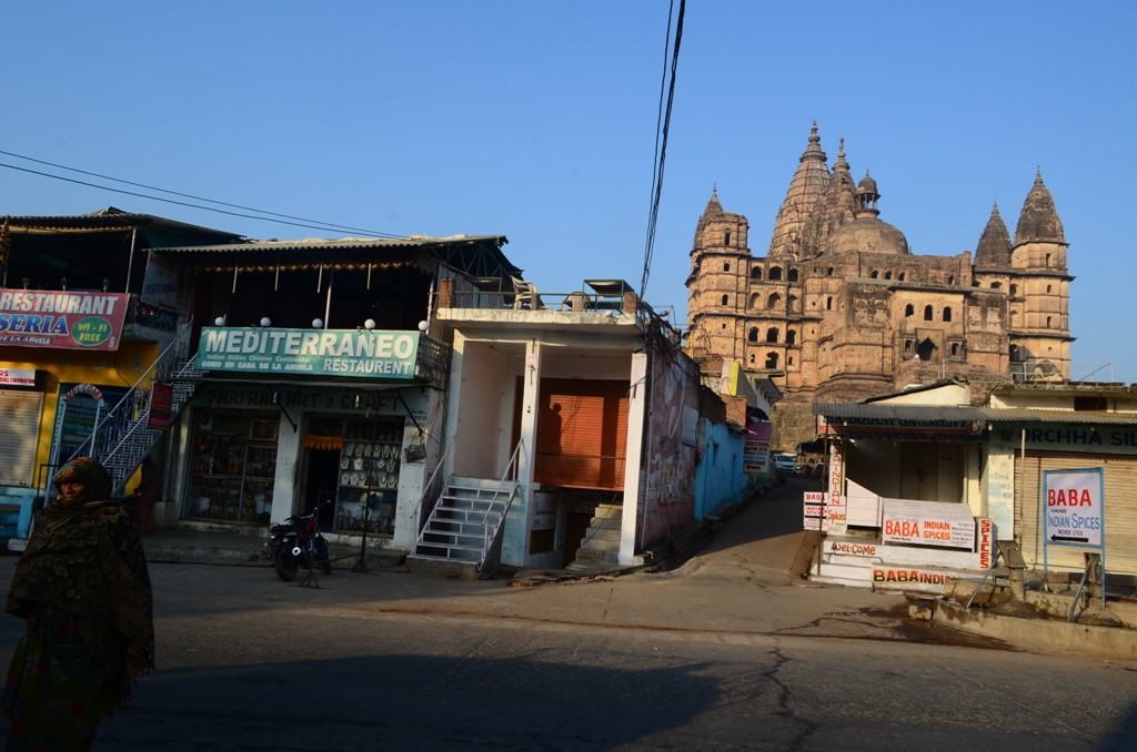 झांसी - टीकमगढ़ मार्ग के दायीं ओर दिखाई दे रहा चतुर्भुज मंदिर !