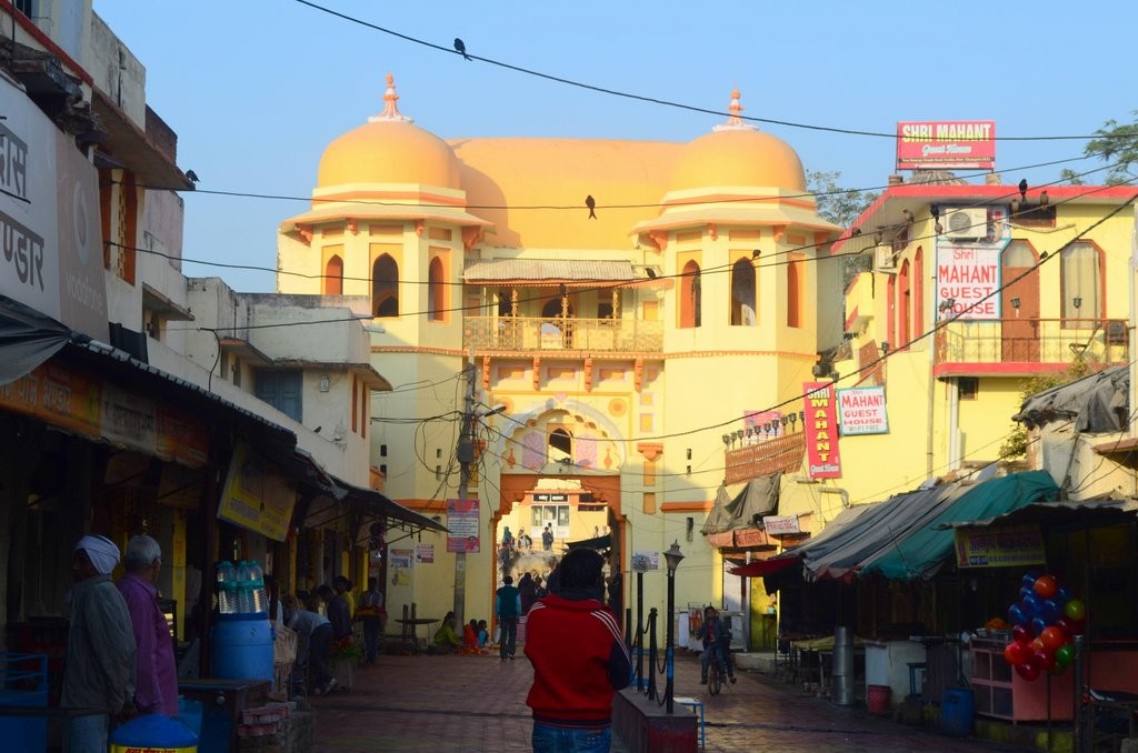 झांसी टीकमगढ़ मार्ग से राजा राम मंदिर का प्रवेश द्वार ऐसे नज़र आता है। 