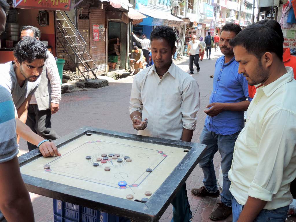 तल्लीताल में सड़क पर कैरम खेलते युवक ! मसूरी हो, चकरौता हो या नैनीताल - सड़क पर कैरम हर पर्वतीय शहर की विशेषता है। 