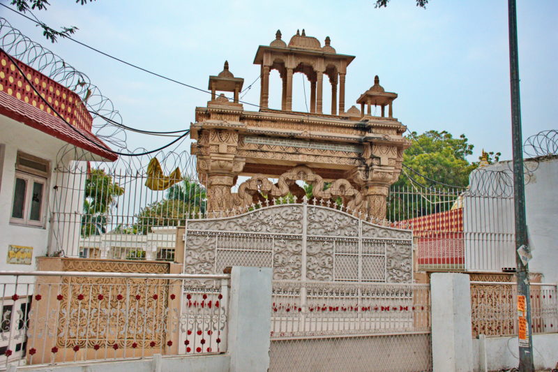 जैन मंदिर दादाबाड़ी महरौली दिल्ली का आकर्षक प्रवेश द्वार!