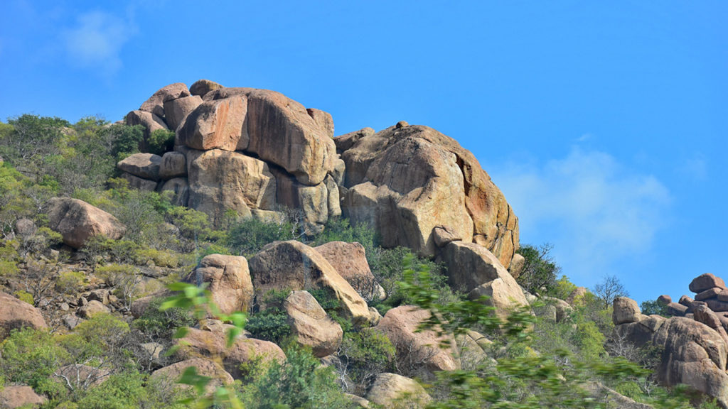 हैदराबाद - श्री शैलम मार्ग पर दोनों ओर पहाड़ी पर ऐसे विशालकाय पत्थर एक के ऊपर एक रखे हुए दिखाई देने लगते हैं । न जाने किसने इतने भारी भरकम पत्थरों को उठा कर एक दूसरे पर रखा होगा! 