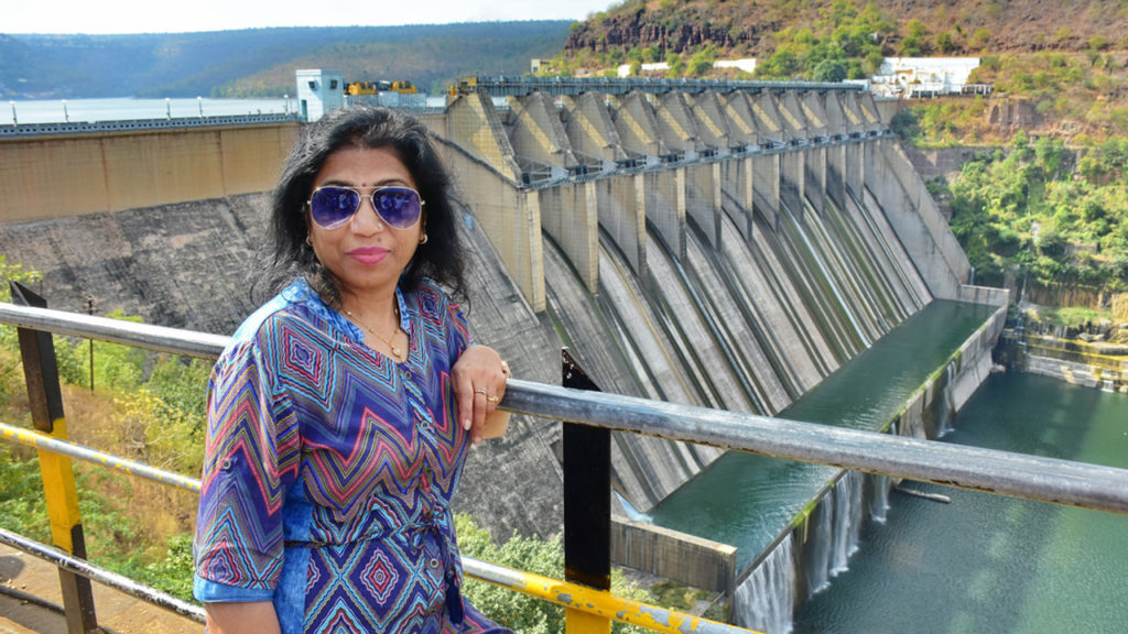 हमारे ड्राइवर ने जब कहा कि यहां से आपको बांध और कृष्णा नदी का विहंगम दृश्य दिखाई देगा। आप फोटो खींच लीजिये तो हमने उसकी आज्ञा का पालन करते हुए खूब सारी फोटो खींच लीं। 