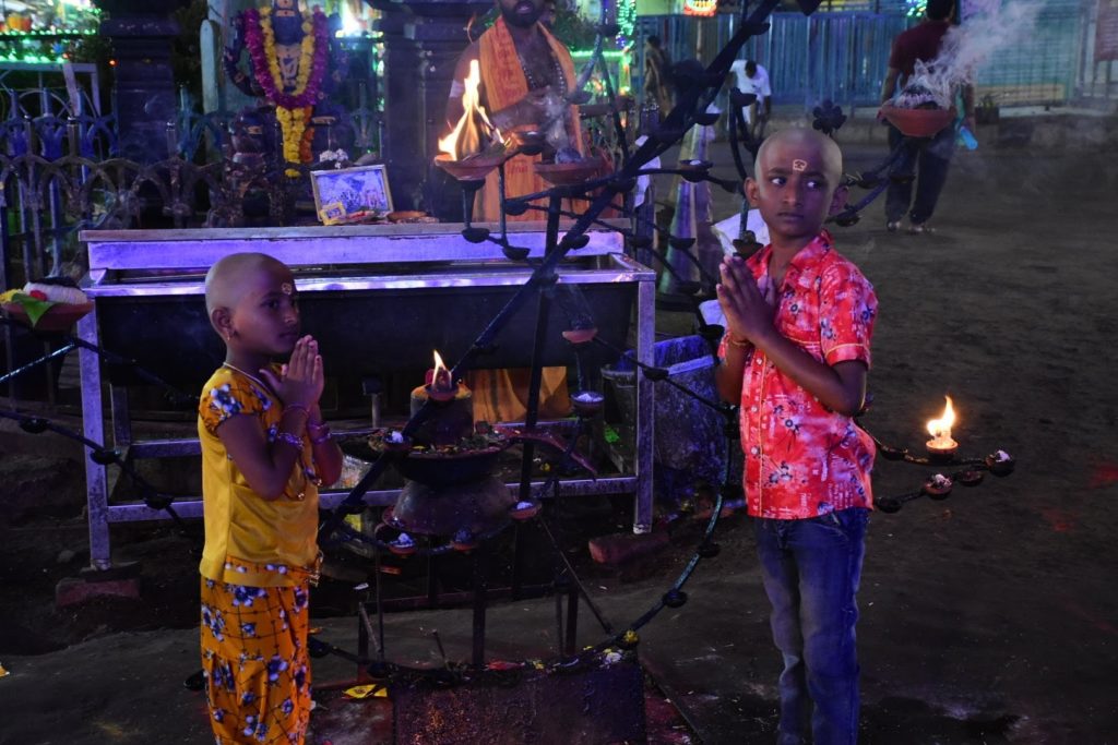 लगता है इन बच्चों का आज ही मुंडन कराया गया है ! मंदिर के प्रवेश द्वार के निकट ही ज्योति स्तंभ के पास खड़े हुए ये बच्चे। श्री शैलम मल्लिकार्जुन ज्योतिर्लिंग ! 