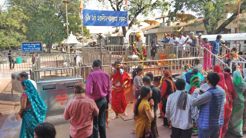 ओम् शनैश्चराय नमः !   खुले आकाश के नीचे विराजमान स्वयंभू जागृत शनि देव!  