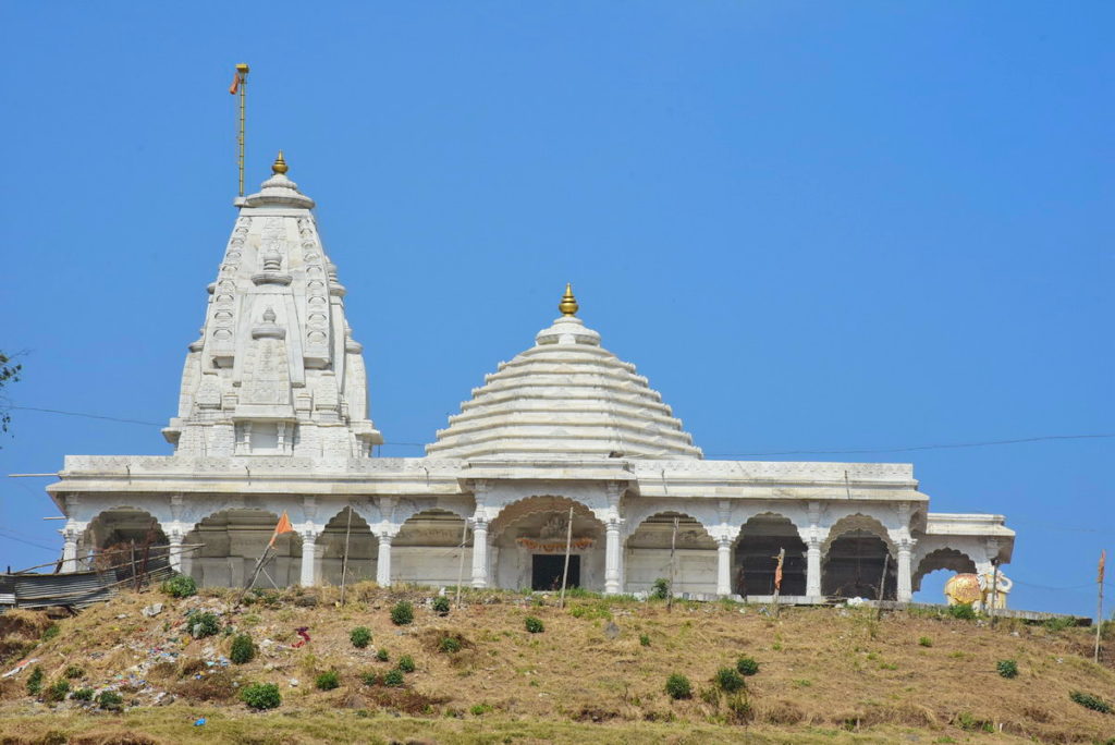 पहाड़ी पर दिखाई दे रहे मंदिर का क्लोज़ अप (त्रिंबक तहसील) 