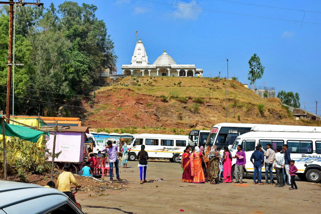 त्र्यंबकेश्वर मंदिर की विपरीत दिशा में पहाड़ी पर एक और मंदिर तथा कुछ छोटे - छोटे मंदिर नज़र आ रहे थे।  