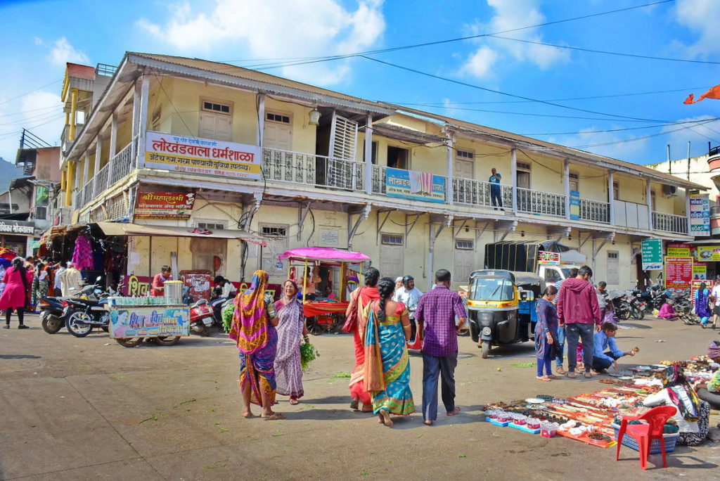 त्र्यंबकेश्वर मंदिर के सामने धर्मशाला !   नाशिक, महाराष्ट्र ! 