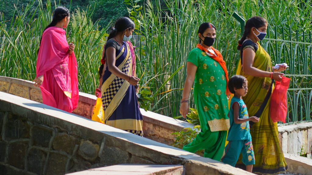 हौजखास :  इस झील के चारों ओर सड़क पर्यटकों को आकर्षित करती रहती है। 