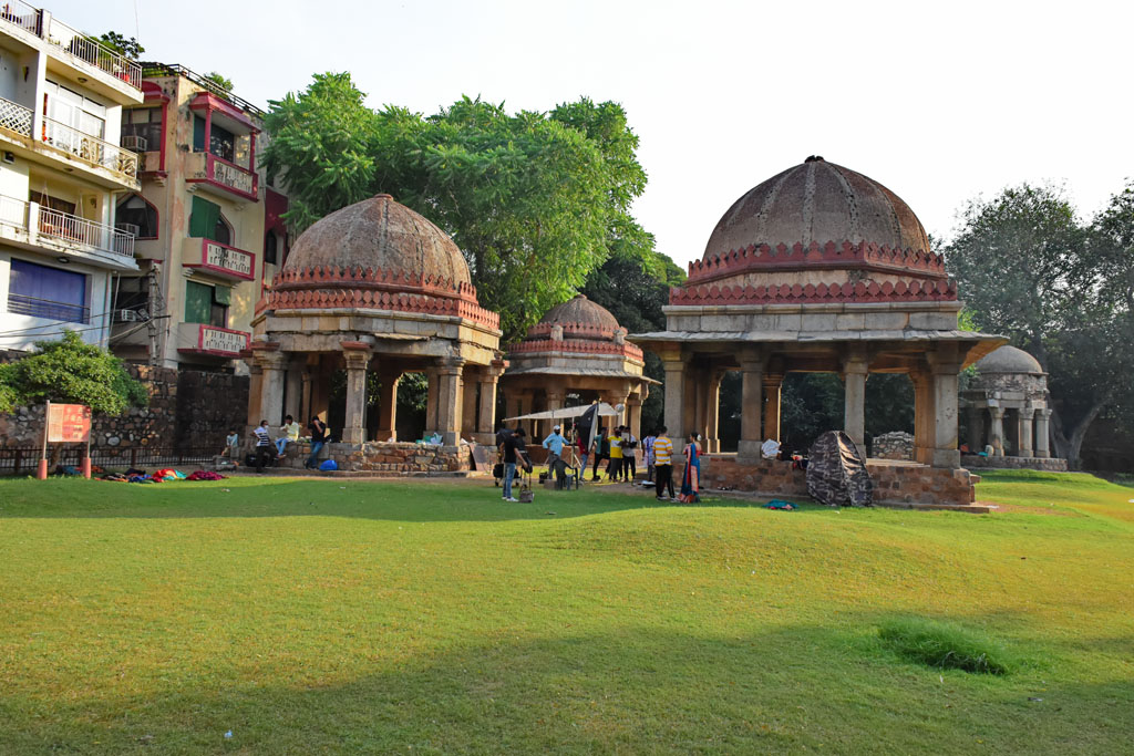 हौजखास : परिसर में प्रवेश करते ही खूबसूरत लॉन और चार गुमटियां आपका स्वागत करती हैं।