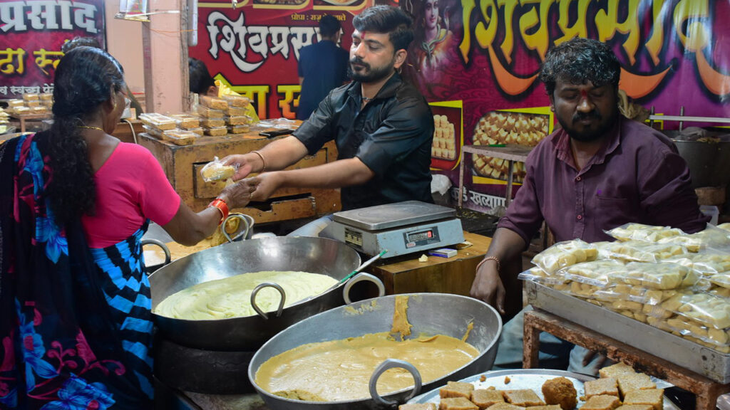 भीमाशंकर मंदिर की सीढ़ियों के साथ - साथ मिल्क केक व स्वीटकॉर्न की दुकाने हैं ! 